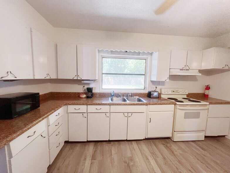 Building Photo - 9604 4th Ave