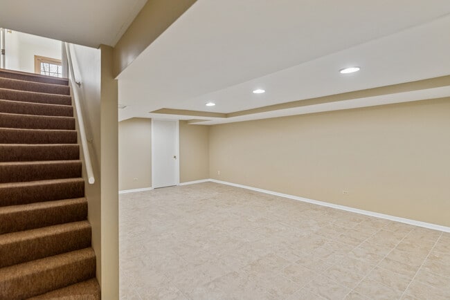 Building Photo - 825 Country Club Dr