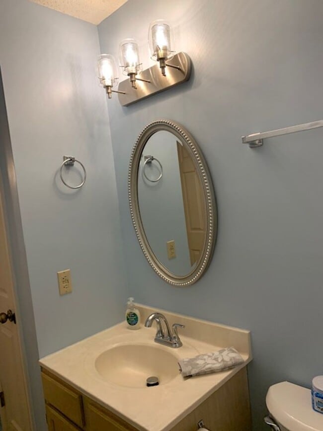 Building Photo - Newly Renovated Nice Garden Level 2 bedroo...