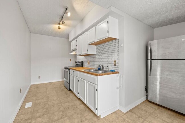 Building Photo - 285 E Whittier St