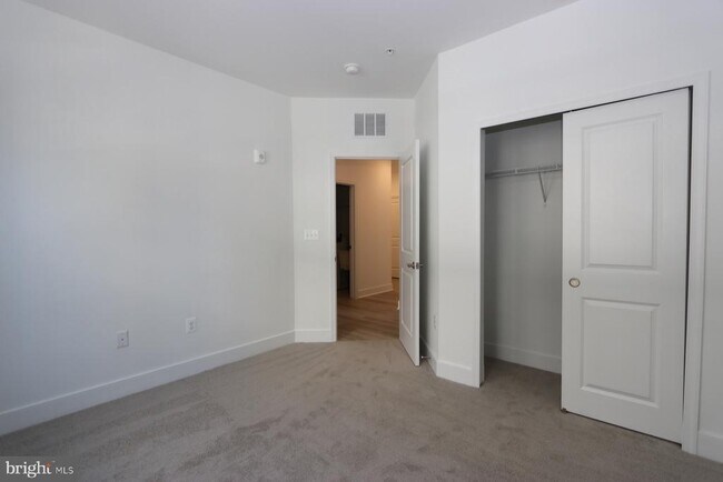 Building Photo - 2512 W Peninsula Dr