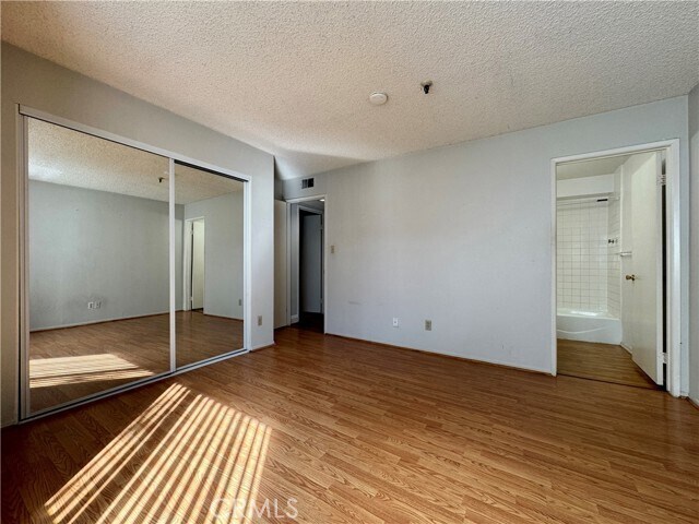 Building Photo - 987 E Del Mar Blvd