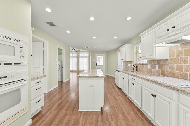 Building Photo - 313 Winding Oak Ln S