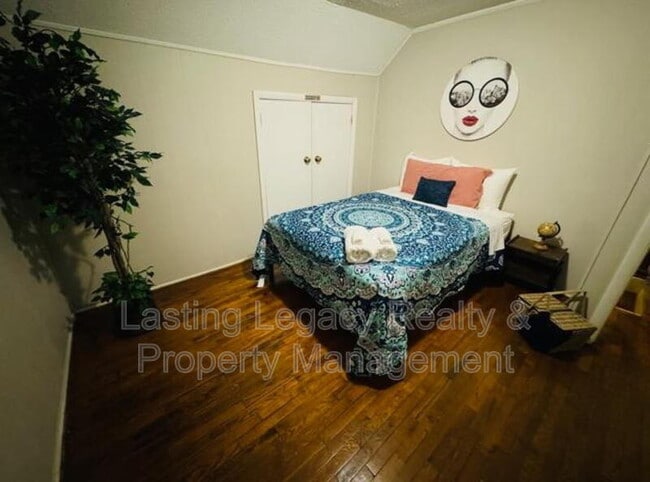 Building Photo - 1227 Brookwood Dr