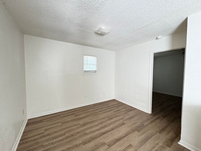 Building Photo - 306 W Valley Rd