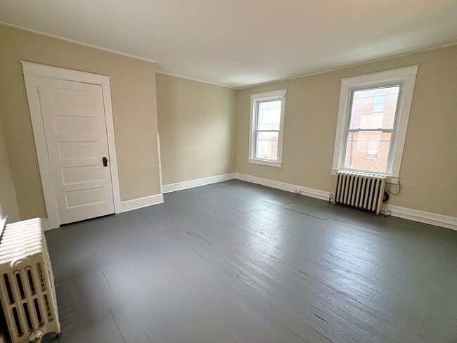 Building Photo - 2 Bedroom 1 Bathroom in Lancaster City!