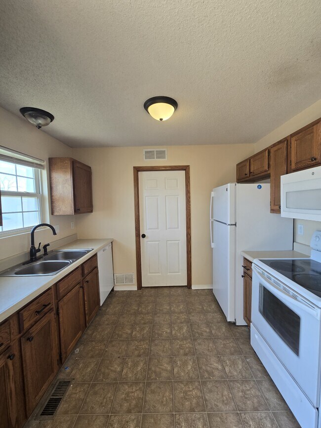 Building Photo - 4462 S Elizabeth Ave