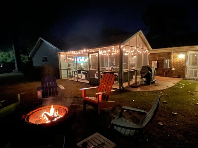 Building Photo - Fall in love with this 4 bedroom/ 2 bathroom single family home!