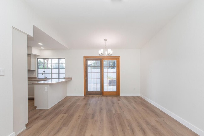 Building Photo - 2607 E Larkspur Dr