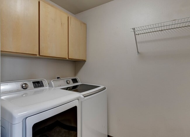 Building Photo - 2 Bed 1 Bath Condo with an Office!