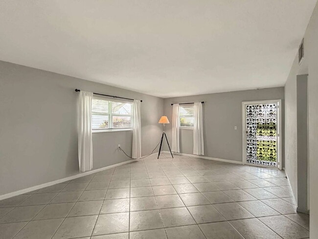 Building Photo - Well-Maintained 2-Bedroom Condo in Meridian Park | 55+ Community | Palm Beach Gardens