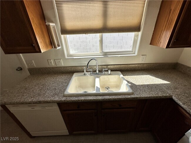 Building Photo - 5290 Panguitch Dr