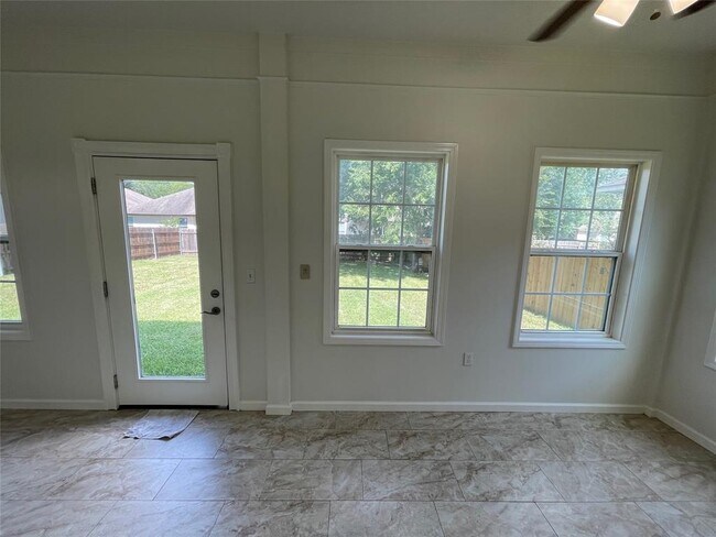 Building Photo - 10401 Yellowstone Dr
