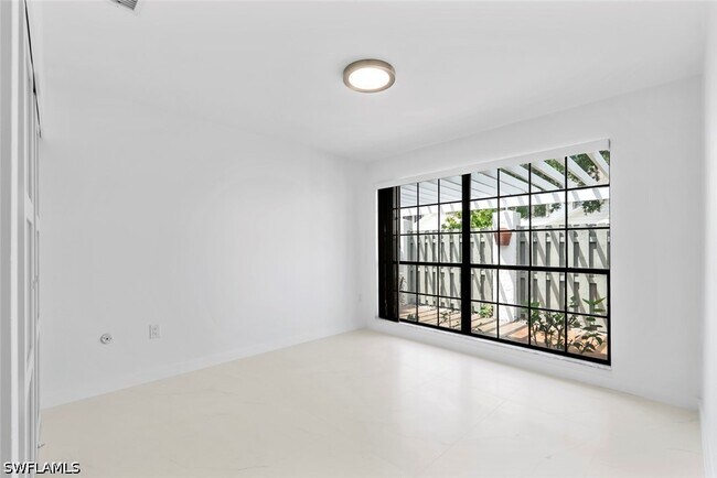Building Photo - 879 Meadowland Dr