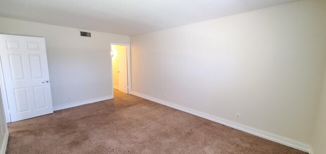 Building Photo - 519 SW 1st Ct