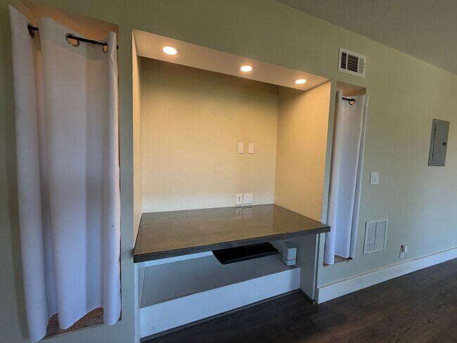 Building Photo - Nicely remodeled 1 bedroom Suite, All utilities paid + WiFi