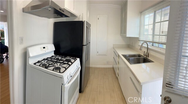 Building Photo - 8437 Lilienthal Ave