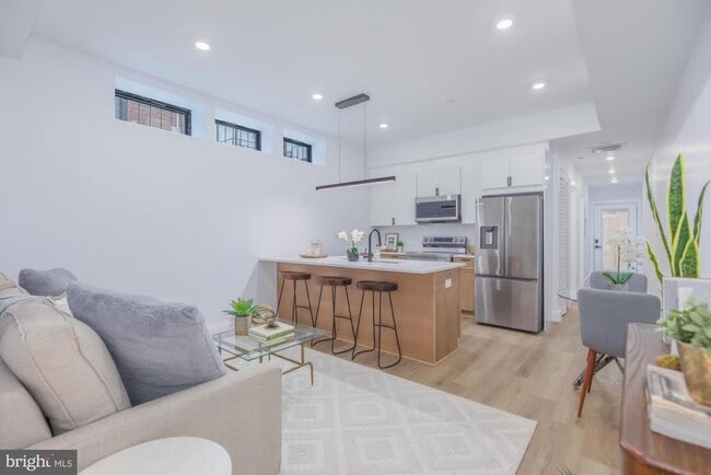 Building Photo - 1012 17th Pl NE