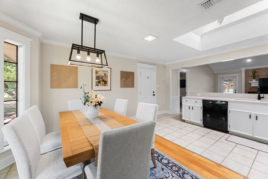 Building Photo - 908 Green Meadow Dr