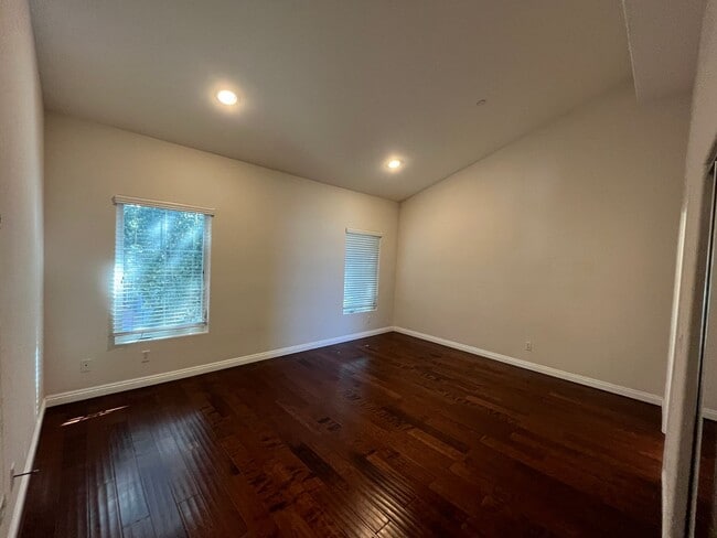 Building Photo - Beautiful Four Bedroom Townhouse in Pasadena