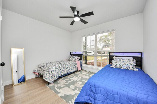 Building Photo - 10003 Briarwild Ln