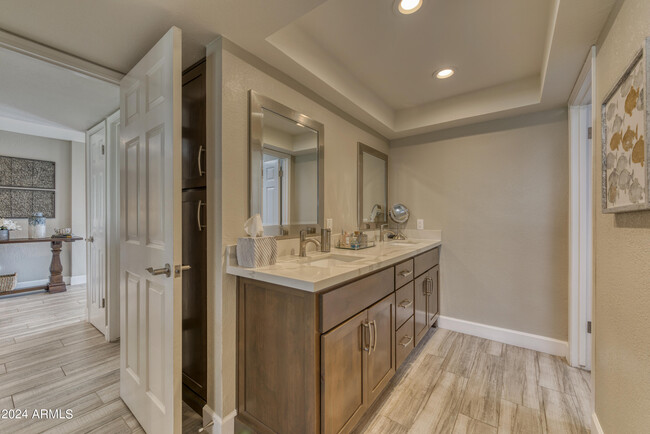 Building Photo - 7812 E Oakshore Dr