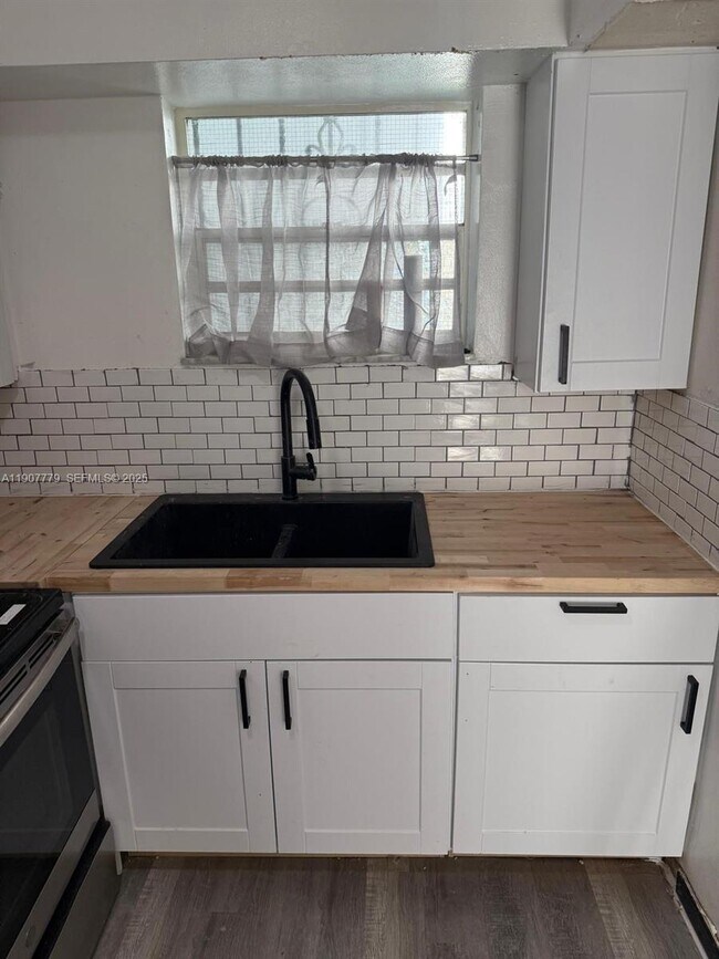 Building Photo - 2498 SW 17th Ave