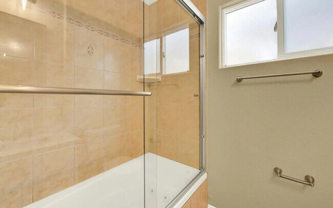 Building Photo - Single Family Home Available Now!!