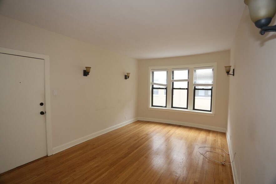 Building Photo - 4045 N Ashland Ave