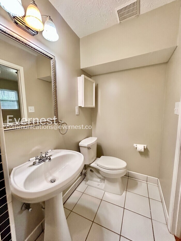 Building Photo - 2771 Skyland Dr NE