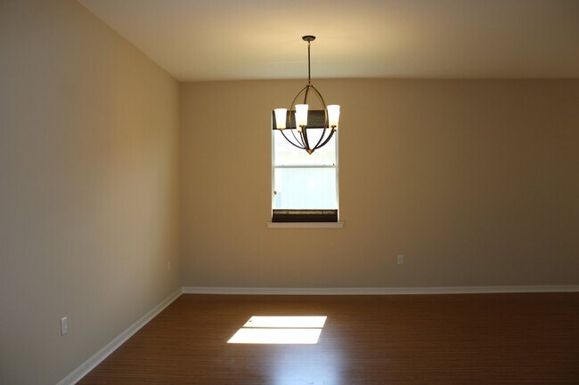 Building Photo - "Stunning 3 Bed/2 Bath Home with Lake View...