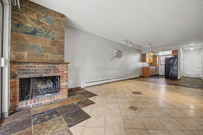 Building Photo - 1021 Carr St