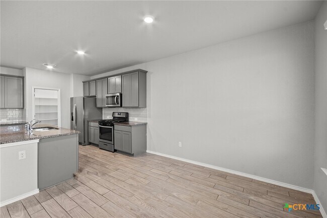 Building Photo - 271 Kinsley Wy