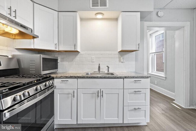 Building Photo - 832 Stanbridge St