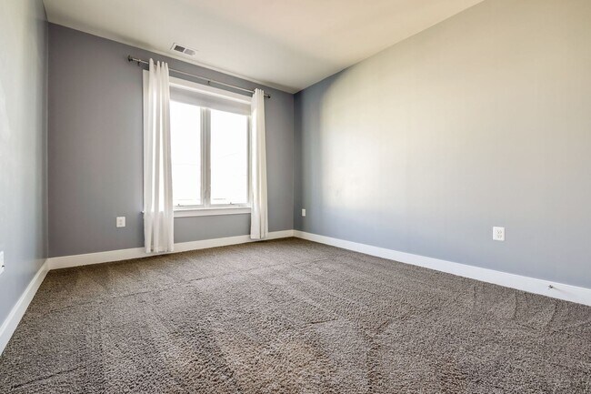 Building Photo - Updated 3br/2.5ba Condo Townhome Alexandria Walk to Metro