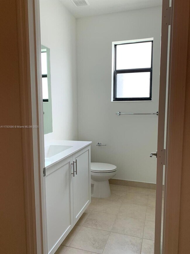 Building Photo - 1631 SW 28th St