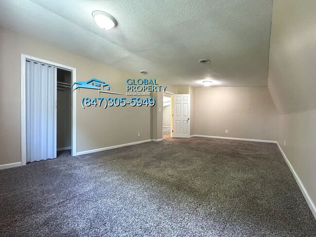 Building Photo - 5 Bedroom Home For Rent in Kankakee