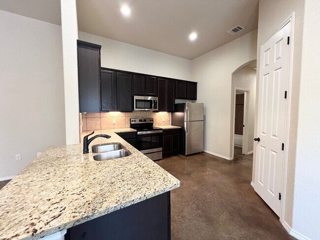 Building Photo - Luxury 3/2 duplex in NBTX