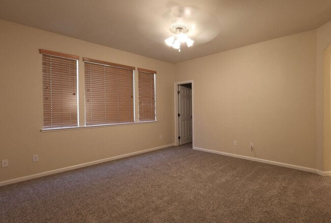 Building Photo - New Renovation* Prestigious Spacious 4 Bedroom