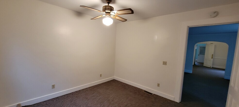 Side bedrrom - 69 Cypress St