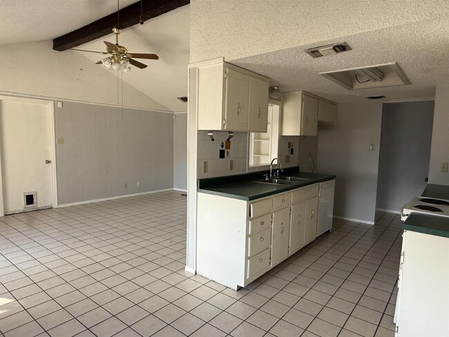 Building Photo - 108 Fiesta Dr