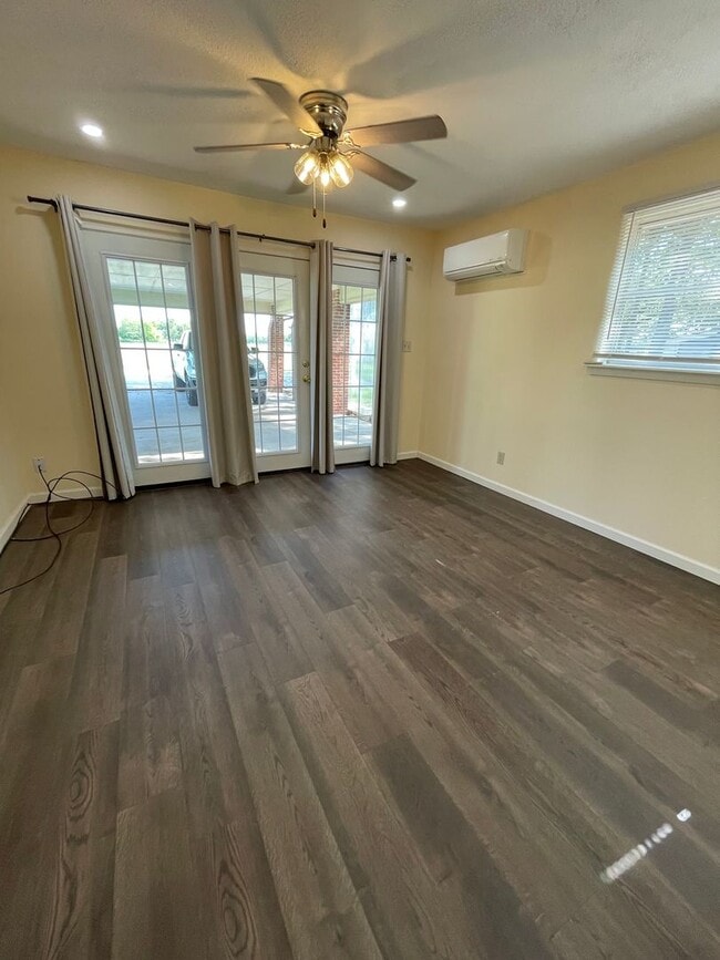 Building Photo - Available Now! *No Pets* Completely Renova...