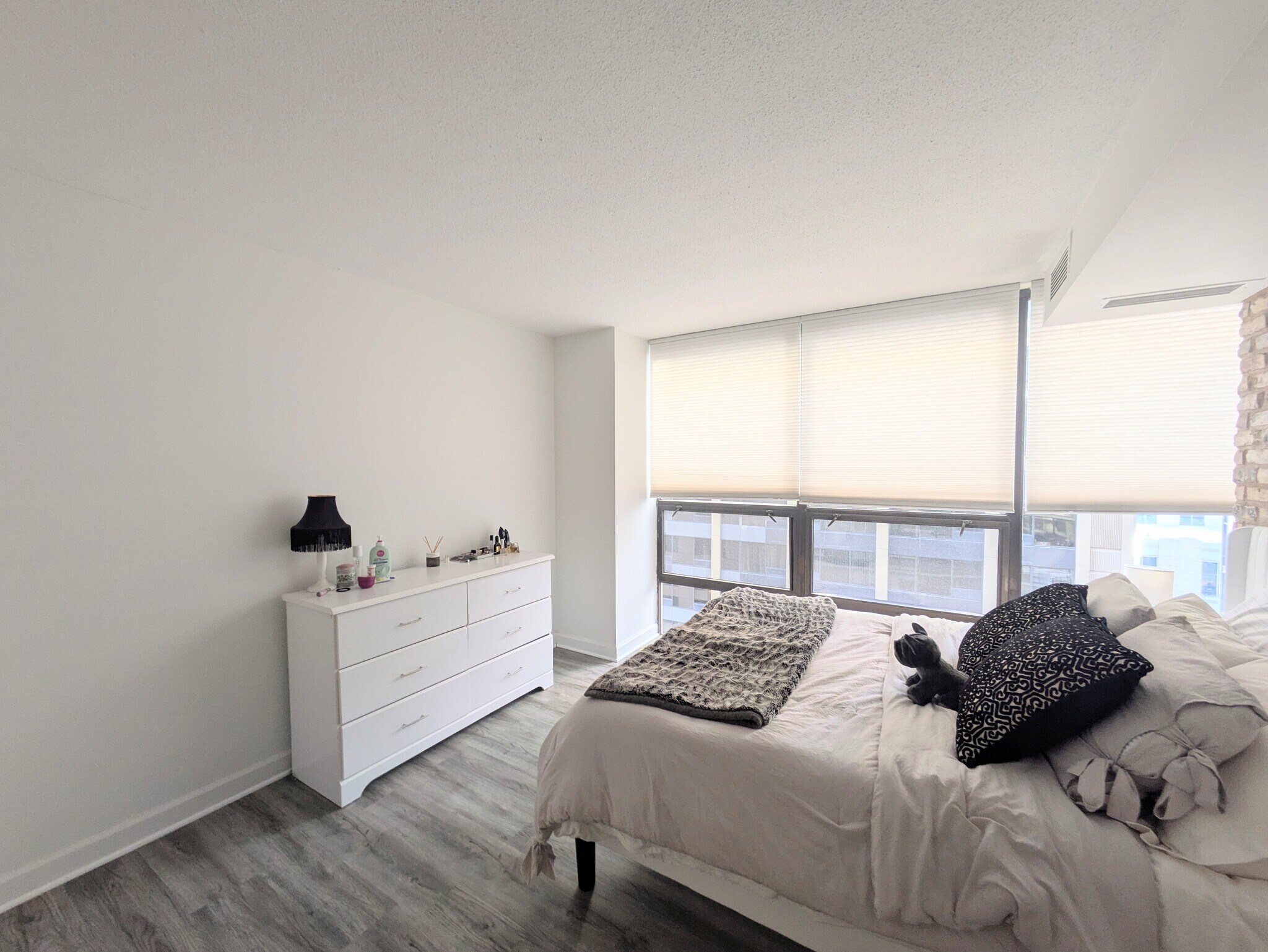 Building Photo - 230 E Ontario St