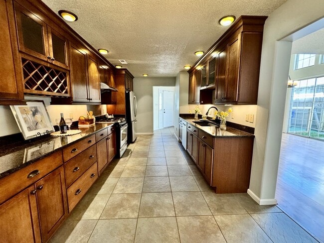 Building Photo - Available 08-08-25 in Cedar Crossing! A Pe...