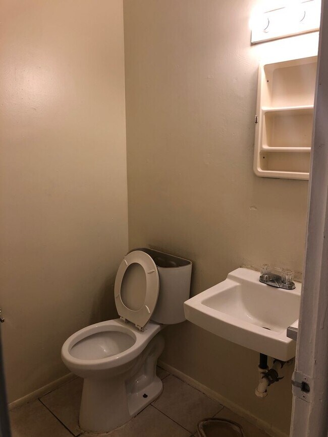 Building Photo - Large 3-1.5