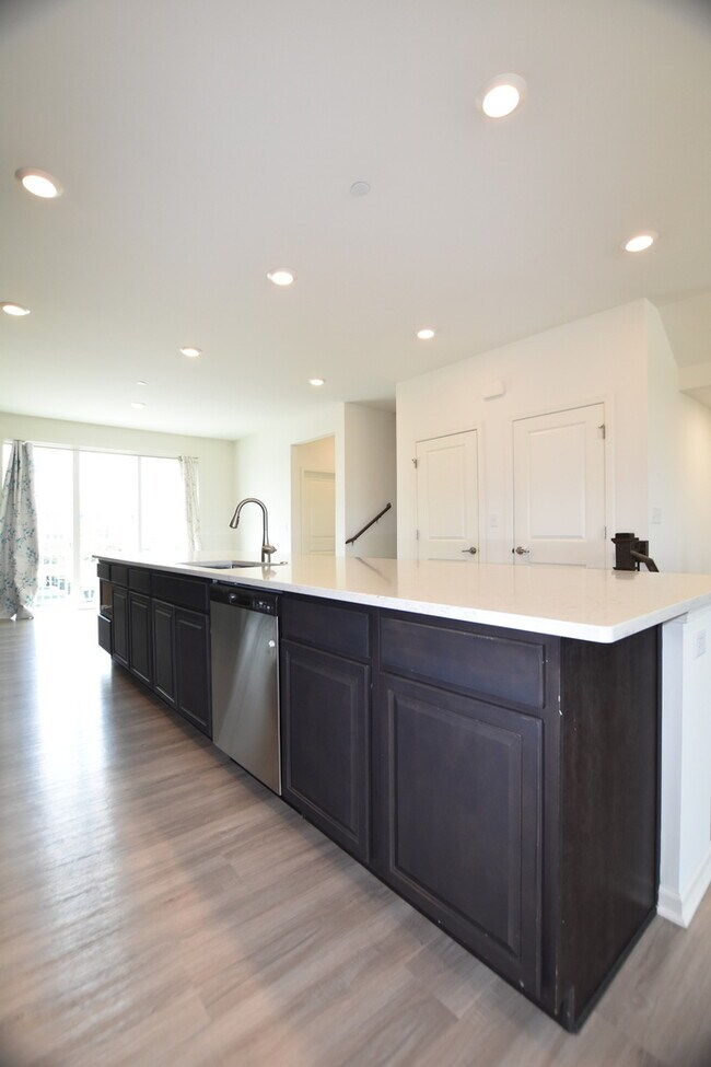 Building Photo - 2945 Showplace Dr