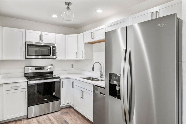Building Photo - **FIRST MONTHS RENT FREE** Waterfront 3 Be...