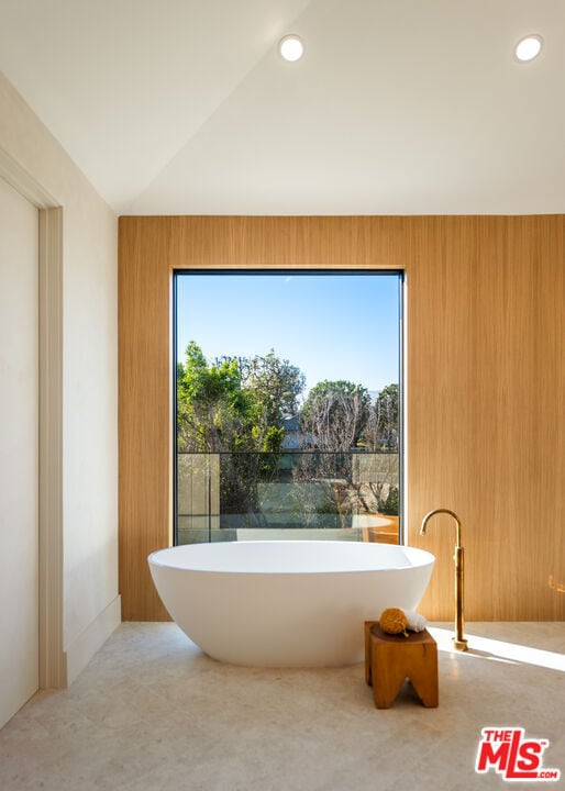 Building Photo - 565 Toyopa Dr