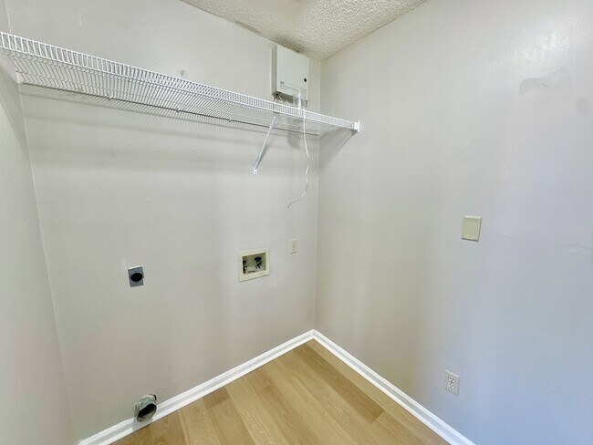 Building Photo - 5 Kensington Cir