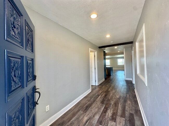 Building Photo - Beautifully Renovated Stand Alone Home Fea...